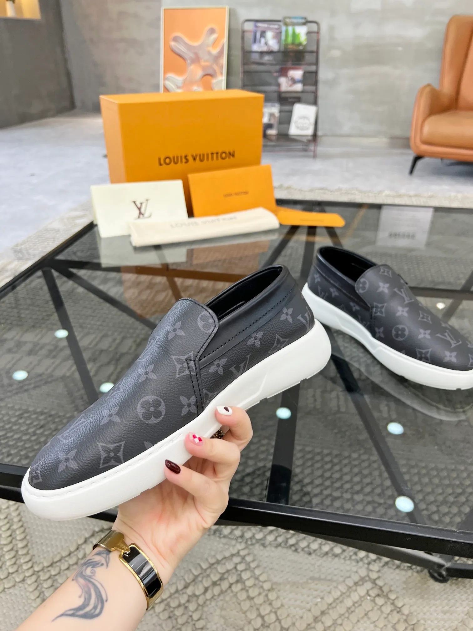 Factory price: 520💰 LV🔍Top purchasing agent🇮🇹 Road The most popular sneakers are available at the same time in the super popular sports shoe counters. The uppers are made of Italian original imported cowhide fabric. The classic and generous layout is a must-have for fashionistas. The complex craftsmanship is perfectly reproduced. The imported soft water-dyed cowhide lining is padded. The soles are: original soles specially provided by the factory. The exclusive foamed molded soles are super comfortable. The original factory follows the order. 🔍🔍High quality. You can go in and out of the counter at will. Welcome to compare. Size 39-45 (38 can be ordered)